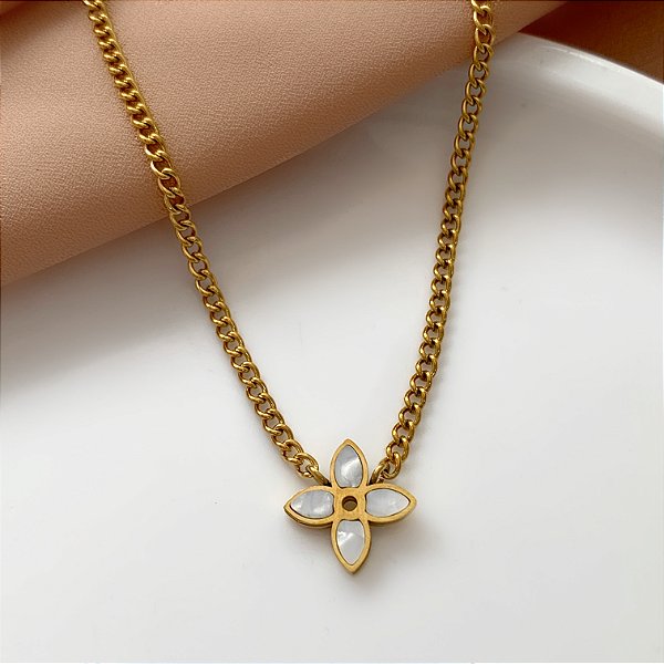 COLAR FLOR TREVO MADREPÉROLA DOURADO AÇO 316L⭐️