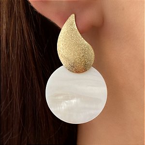 BRINCO CÍRCULO DUPLO MADREPÉROLA DOURADO BIJU