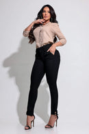 Calça Jeans Modeladora Preto que não Desbota Detalhe Barra